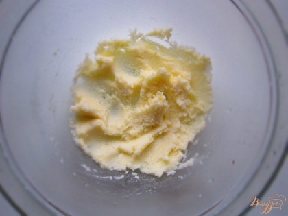 Масло с сахаром размять ложкой до однородности.