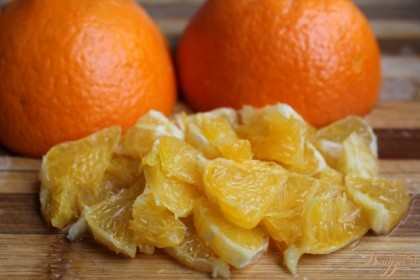 Апельсин разрезаем на 2 части. Мякоть вынимаем, а кожуру оставляем целой, что бы в ней подать салат. Половину апельсина нарезаем кусочками.