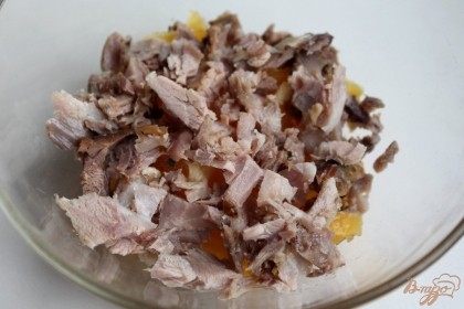 Отварную свинину режем и добавляем в салатницу к апельсину.