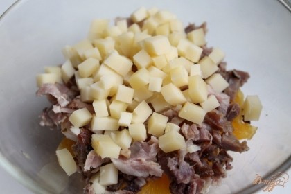 Далее, режим кубиками твердый сыр и добавляем его в салат.