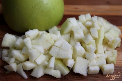 Яблоко чистим от кожуры и семечек, нарезаем и высыпаем в пиалу к остальным ингредиентам.