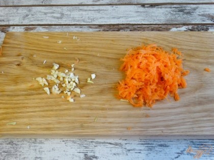 Морковь натереть на терке. Чеснок измельчить (при помощи чеснокодавилки или ножом).