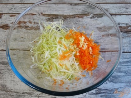 Сложить подготовленные овощи в салатник.