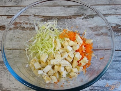 Омлет порезать кубиками и добавить в салат.