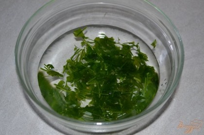 В стакан воды всыпать зелень. Посолить, добавить соду и 2 столовых ложки растительного масла. Размешать.