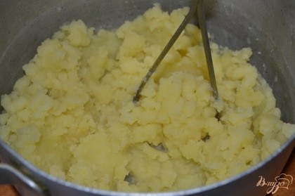 Картофель перетереть с добавлением 2 столовых ложек растительного масла.