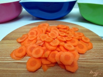 Морковь моем чистим и нарезаем кружочками.