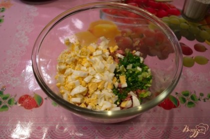 Переложите зажарку в миску. Добавьте нарезанные отварные яйца и зеленый лук.