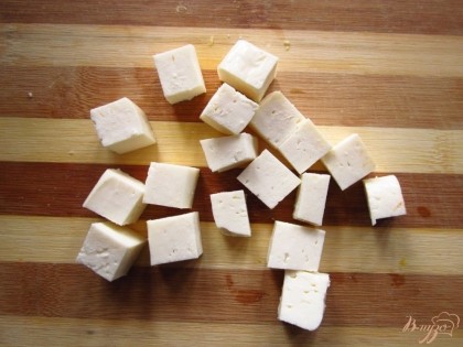 Сыр фета нарежьте кубиком.