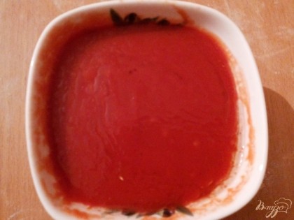 Смешать две столовые ложки томатной пасты с мясным бульоном до жидкого кашеобразного состояния. Налить в сковороду одну столовую ложку подсолнечного масла и налить томатную воду довести до кипения и отключить. Добавить чеснок. Соус готов.