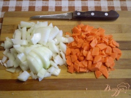 Лук и морковь порезать произвольно.