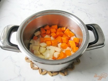 Картофель и тыкву чистим, моем, режем кубиками и укладываем в кастрюлю. Заливаем водой   ( можно бульоном) и ставим варить.
