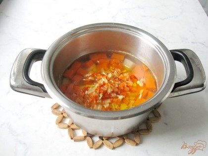 Когда картофель и тыква сварятся до полу-готовности,  кладём в кастрюлю тушёные морковь и лук. Солим.