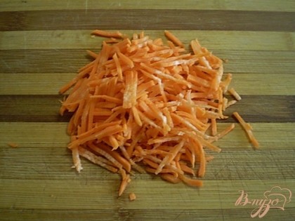 Морковь вымыть, очистить и порезать.