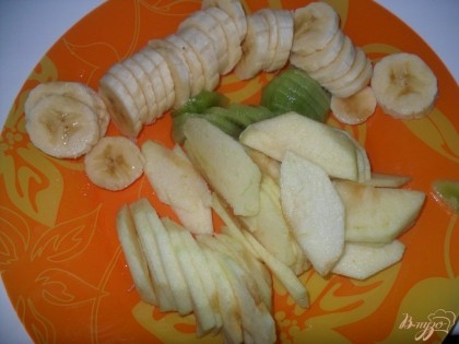 Нарезать яблоко, банан и киви.