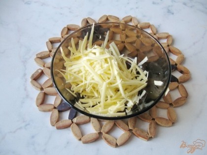 Твёрдый сыр натираем на тёрке.