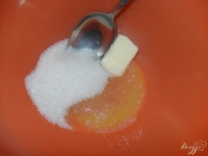 Половину масла растопить, добавить сахар и оставшееся масло.