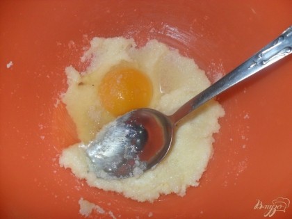 Добавляем яйцо и соль. Смешиваем