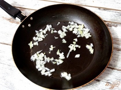 Лук порежьте небольшими кусочками, выложите на сковороду с постным маслом. Лучше взять оливковое масло.
