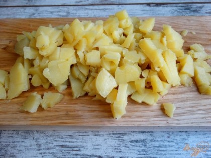 Картофель отварите «в мундире», порежьте кубиками после остывания.
