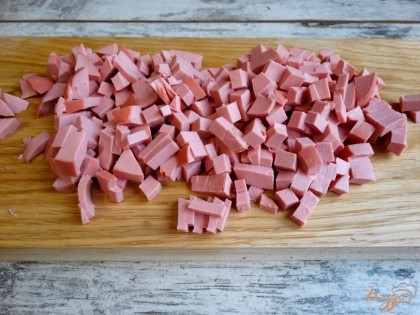 Докторскую колбасу нарежьте небольшими брусочками или кубиками. Вместо колбасы можно использовать отварную куриную грудку или любое другое мясо. Некоторые используют даже отварной свиной язык – это очень вкусно!