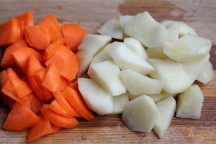 Далее, добавляем порезанные на кусочки морковь и картофель.