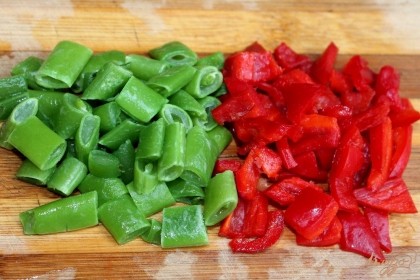 Нарезаем болгарский перец и спаржевую фасоль, их, как и остальные овощи, отправляем в бульон.