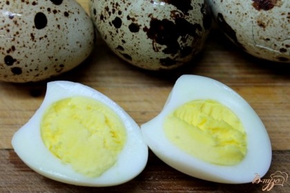 Отваренные перепелиные яйца чистим и разрезаем на половинки.