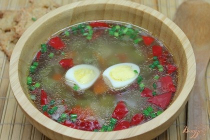 Готово! Суп разливаем по тарелкам, добавляем перепелиные яйца и мелко порезанный зеленый лук. Приятного аппетита.