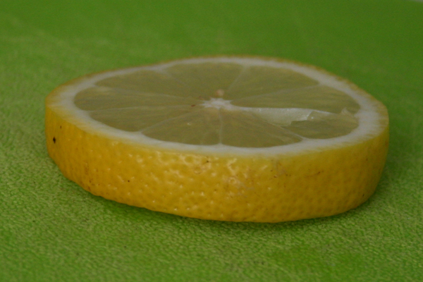 Берем большой кусок лимона, удаляем косточки и выжимаем сок из него.