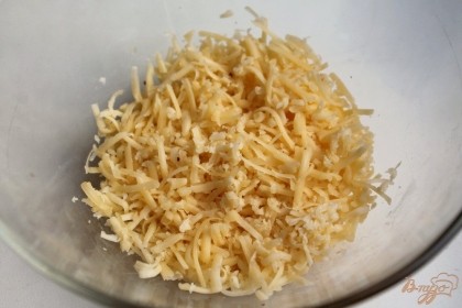 Твердый сыр натираем на мелкую терку и выкладываем в салатницу.