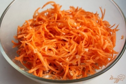Далее, добавляем тертую морковь.