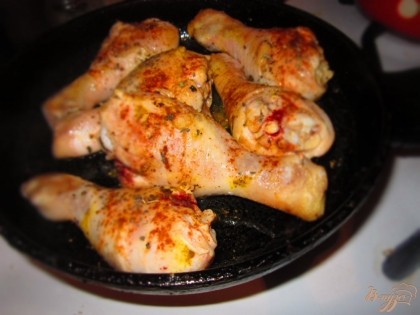 Куриные голени приправить солью и специями и жарить до зажаренной корочки с двух сторон, потом огонь уменьшить и жарить до готовности курицы.