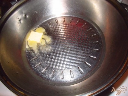 Пока жарятся голени сделаем лимонный соус. В сковороду налить воду добавить масло, довести до кипения.