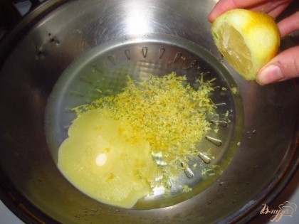 Потом добавьте цедру лимона, сок целого лимона, сахар, соль, куркуму и варите на среднем  огне минут 7, когда смесь немного уварится попробуйте ее, и тогда добавляйте еще соль или сахар на ваш вкус.