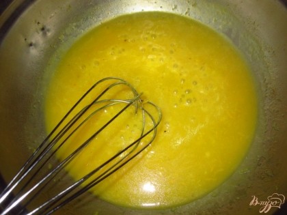 В чашку всыпьте муку и залейте холодной водой 15-20мл, размешайте, что бы комочков совсем не было и влейте ее в апельсиновую смесь. Варите соус помешивая до загустения.