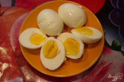 Очищенные яйца разрезаем пополам на  2 половинки.