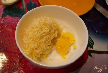 Желтки помещаем в пилку, добавляем натертый на терку Пармезан. Можно использовать любой действительно твердый сыр близкий Пармезану (Детский, Добродар).