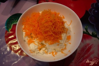 Обязательно на мелкой терке натираем морковку. Если использовать более крупные сечения, в готовом творожнике морковка будет сырой.Морковку добавляем к творогу.