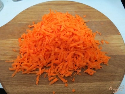 Морковь натираем на мелкой тёрке.