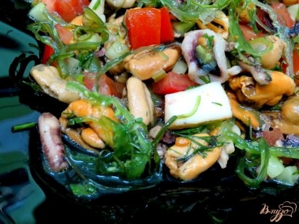 Перемешиваем салат, если нужно, добавляем соль. Сверху салат посыпаем морскими водорослями Чука.