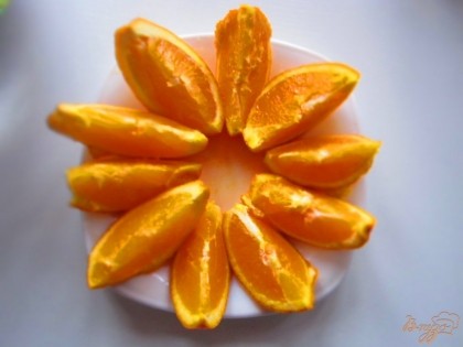 Апельсины помойте и разрежьте на дольки.
