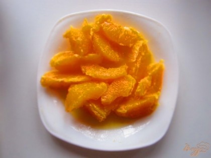 Вырежьте мякоть апельсина, желательно без белых прожилок.