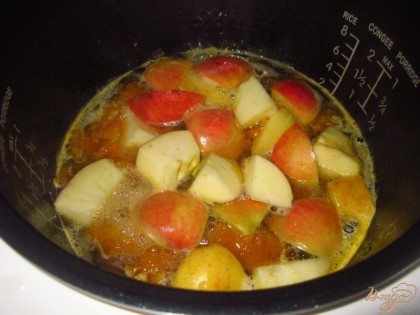 Потом я добавила нарезанные яблоки и варила до загустения сиропа. Густота получится как не густая сметана.