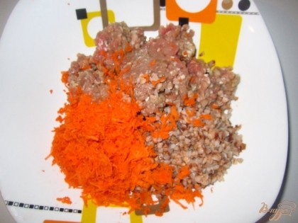 В миске смешайте гречку, фарш, яйцо, соль, черный перец и натертую на мелкой терке морковь, перемешайте.