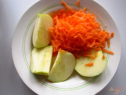Морковь натрите на терке. Яблоко разрежьте на 4 части.