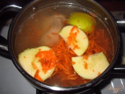 В кастрюлю к бульону добавьте лук, морковь, яблоко,соль. Варите минут 10.