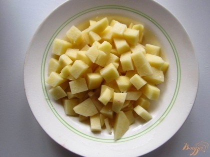 Картофель очистить и нарезать на мелкие кусочки.