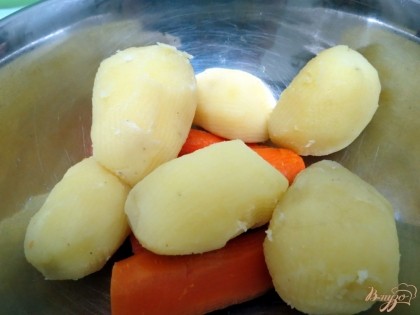 Картофель и морковь моем со щёткой и отвариваем.
