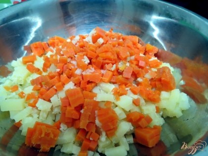 Картофель и морковь нарезаем мелкими кубиками.